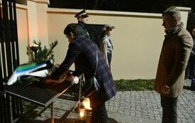 W czasie składania kwiat&oacute;w pod tablicą ofiar Krwawej Nocy Kępińskiej. 