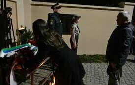 W czasie składania kwiat&oacute;w pod pamiątkowa tablica Krwawej Nocy Kępińskiej