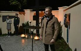 Krzysztof Godek, II Zastępca Burmistrza podczas uroczystego odsłonięcia pamiątkowej tablicy