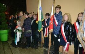 Poczty sztandarowe w czasie rocznicowych uroczystosci 