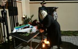 PRzewodnicząca Rady Powitu Kępińskiego składa kwiaty pod pamiątkową tablicą 