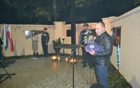 Łukasz Kamiński prezes TMZK podczas apelu poległych 