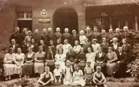 Policjanci z rodzinami_budynek Dąbrowskiego