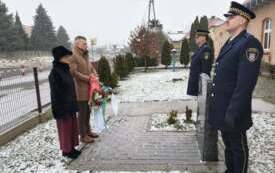 Delegacja Gminy Kępno złozyła hołd Powstańcom przed tablicą w Szkole Podstawowej w Krążkowach