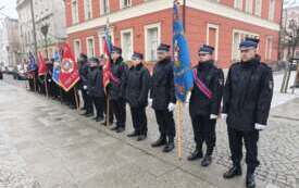 Poczty sztandarowe OSP podczas uroczystości z okazji 107. rocznicy Powstania Wielkopolskiego