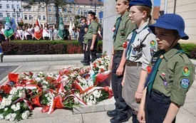 Warta pod Pomnikiem na kępińskim Rynku