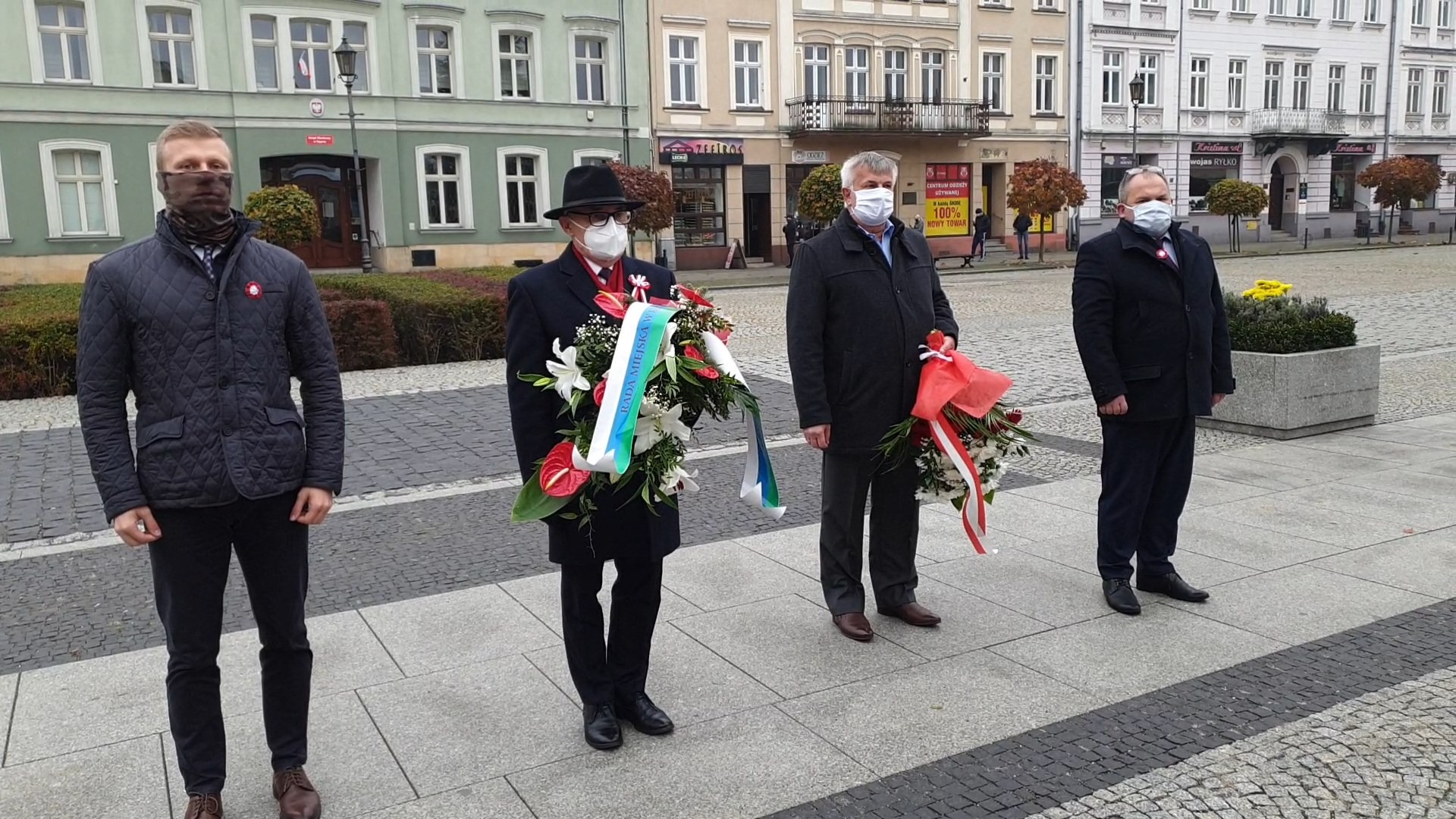 . Przedstawiciele Urzędu Miasta i&nbsp;Gminy w&nbsp;Kępnie - Burmistrzowie Artur Kosakiewicz i&nbsp;Krzysztof Godek, Przewodniczący Rady Miejskiej w&nbsp;Kępnie Andrzej Stachowiak oraz&nbsp;Prezes Spółki Wodociągi Kępińskie sp. z&nbsp;o. o. uczcili narodowe święto.