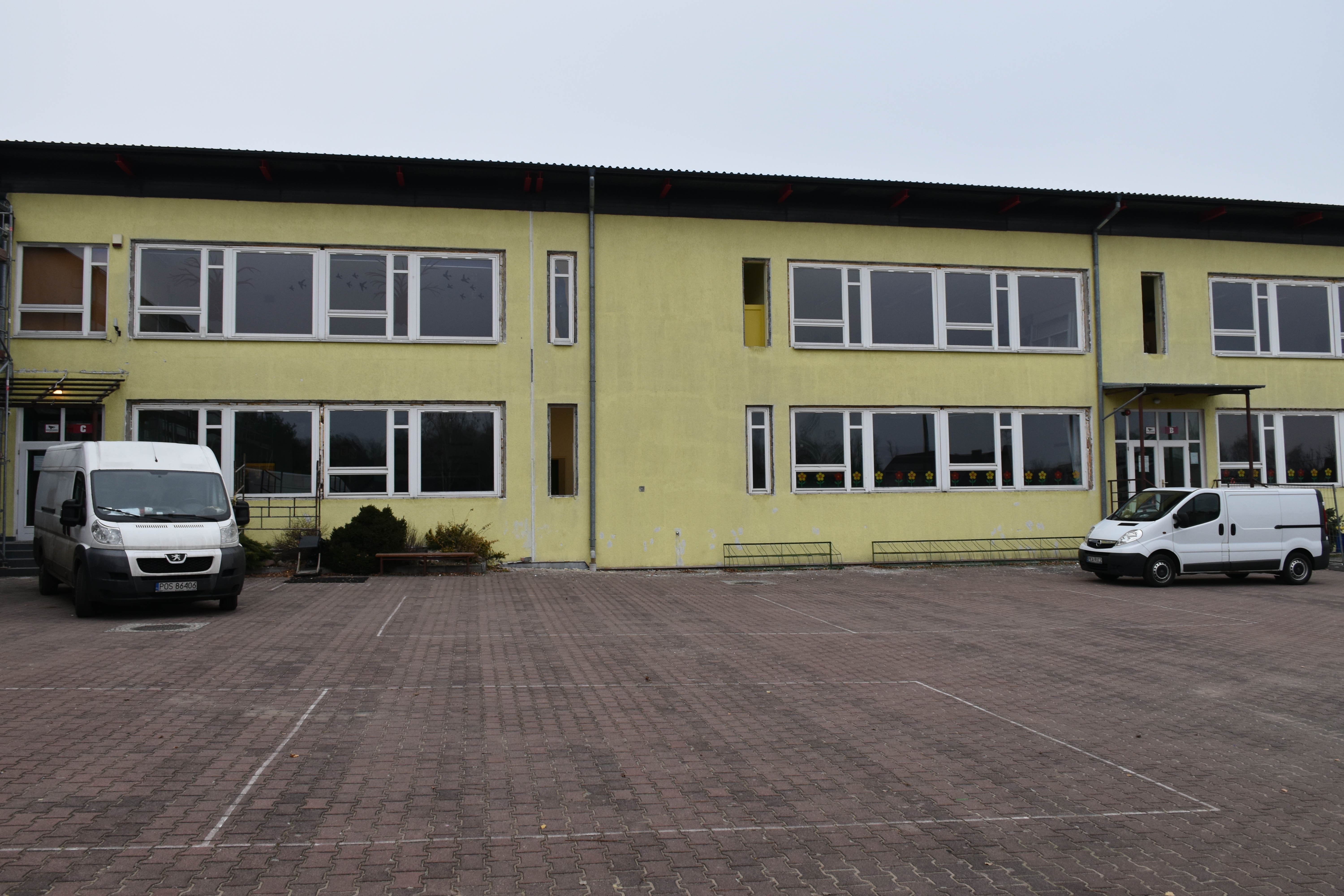 Szkoła Podstawowa w Mikorzynie w trakcie termomodernizacji.